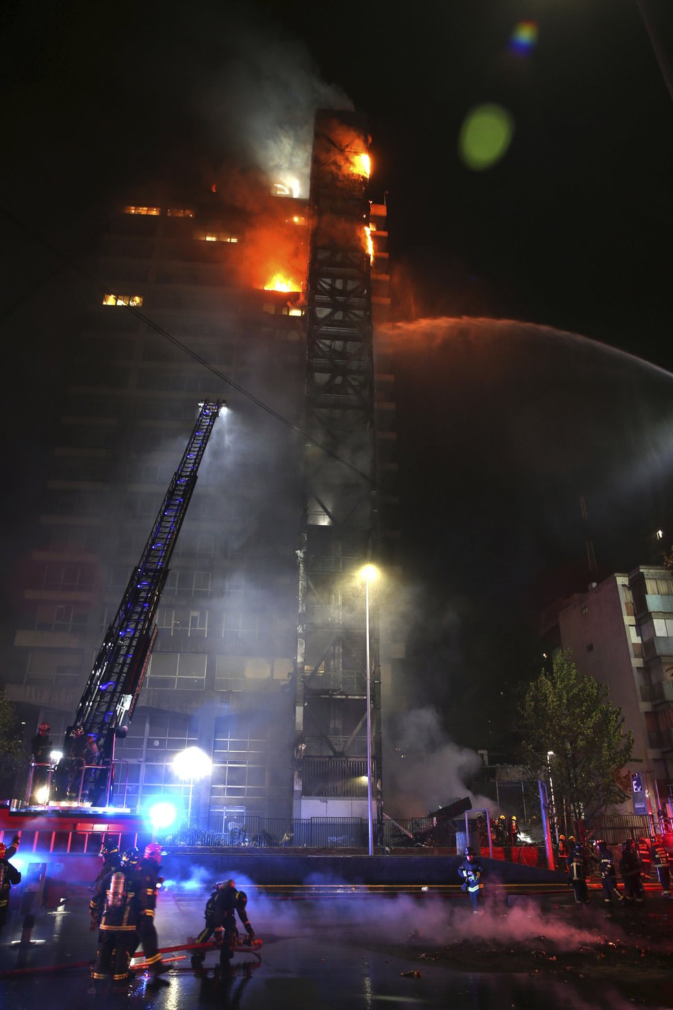 V Chile musel být kvůli demonstracím proti zdražení jízdenek vyhlášen výjimečný stav (19. 10. 2019)