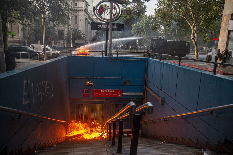 V Chile musel být kvůli demonstracím proti zdražení jízdenek vyhlášen výjimečný stav (19. 10. 2019)