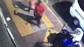 Šokující záběry: Žena během krvavé bitky vzala kočárek s dítětem (8 měs.) a hodila ho do ulice!