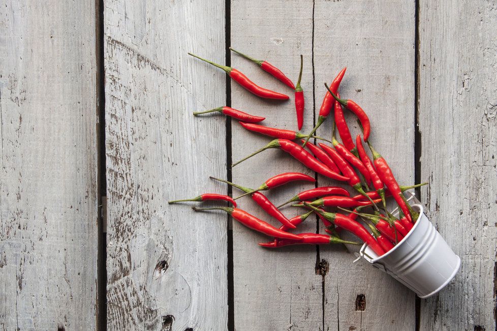 Pokud patříte mezi milovníky pálivých pokrmů, zařaďte do svého jídelníčku hlavně chilli. Umí totiž pořádně nastartovat metabolismus a spaluje přebytečné kalorie. Nic se ale nemá přehánět! Nepřiměřeným množstvím byste si mohli přivodit zažívací problémy. Chilli je sice zdravá pochoutka, ale pouze v přiměřených dávkách.