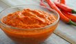 Na ďábelský chilli dip potřebujete jenom čerstvé papričky, rajčatový protlak, kapku medu a pořádný kus odvahy