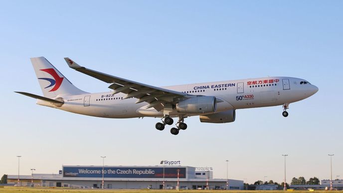 China Eastern Airlines přistává na letišti v Praze.