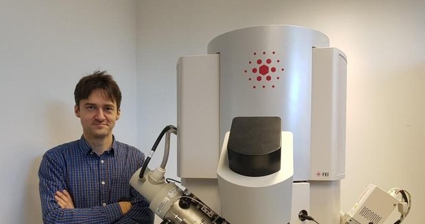Brněnský vědec Miiroslav Kolíbal z Fakulty strojného inženýrství VUT Brno pracuje na čipech na bázi nitridu galia.