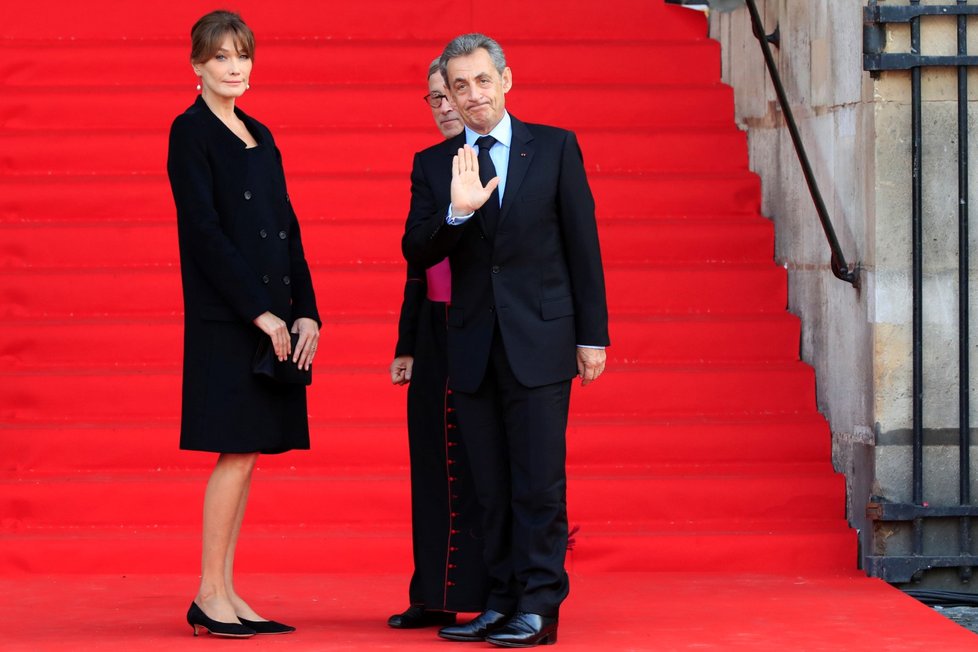 Poslední rozloučení s Jacquesem Chirakem: Nicolas Sarkozy a Carla Bruniová-Sarkozyová (30. 9. 2019)