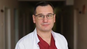Lékaři na Ukrajině čelí nevídaným výzvám. Kvůli výpadkům proudu operují i s požitímbaterek