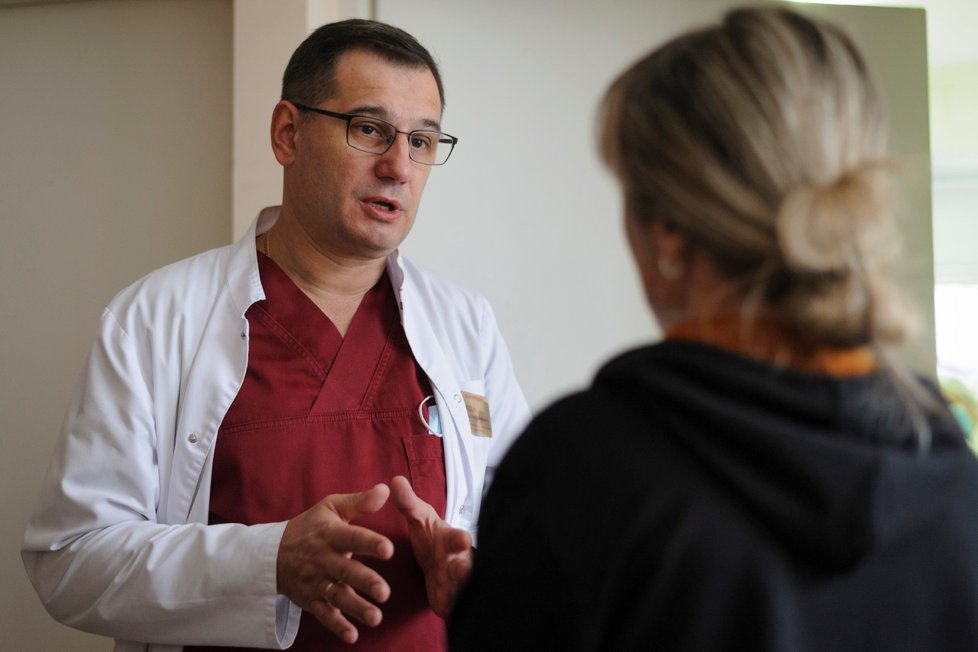 Lékaři na Ukrajině čelí nevídaným výzvám. Kvůli výpadkům proudu operují i s požitímbaterek