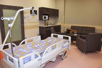 Klid, soukromí i přítomnost blízkých: V plzeňské fakultní nemocnici otevřeli prémiové pokoje „jako v hotelu“