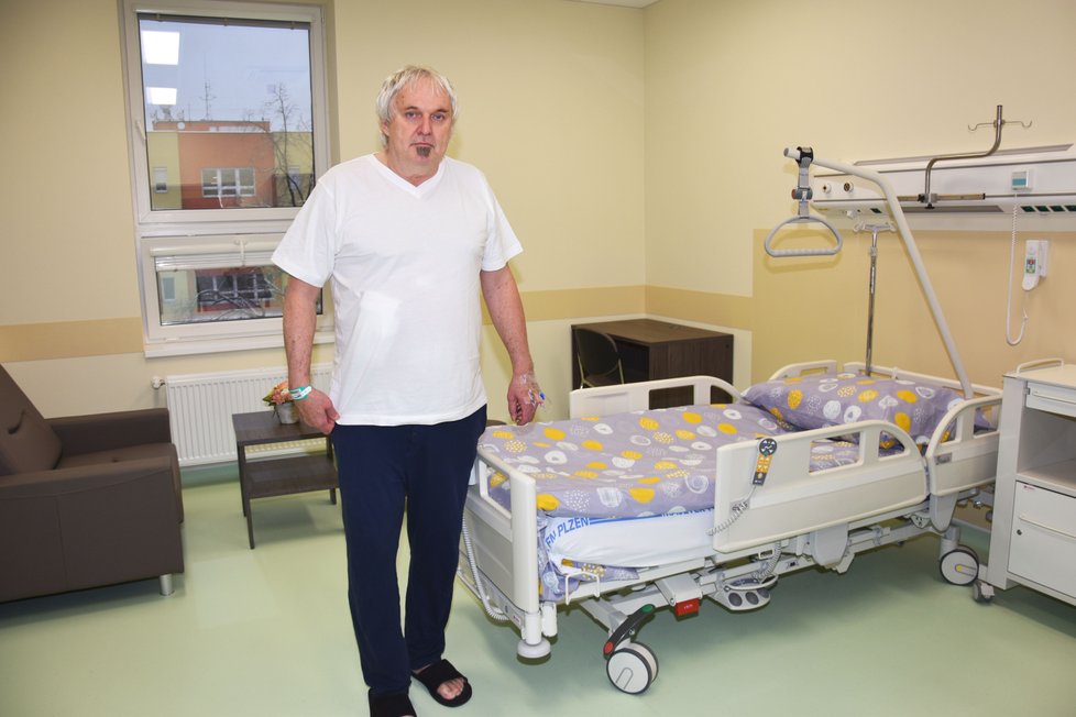 Pacient Zdeněk Košař se byl podívat v jednom z nových prémiových pokojů. Stěhoval by se sem hned.