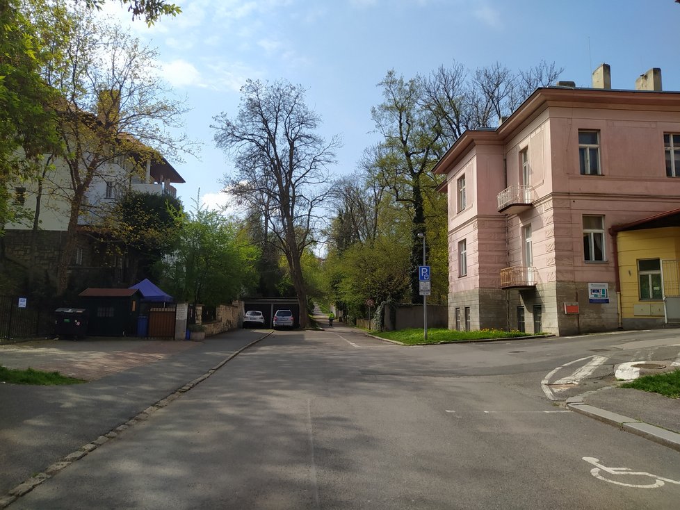 Vila Leopolda Kramera stojí přímo naproti nemocnici Bubeneč.