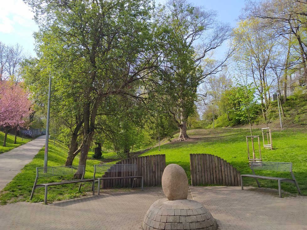 Sanatorium i vila Leopolda Kramera stojí nedaleko půvabného parku Willyho Brandta.