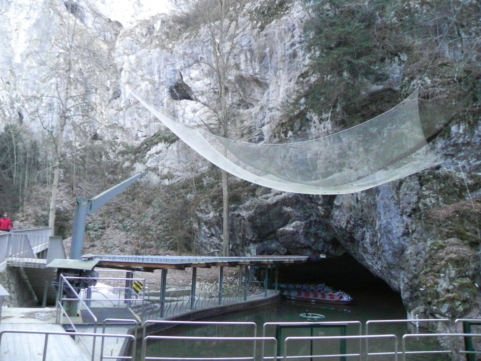 Přístaviště loděk u vjezdu do Punkevních jeskyní