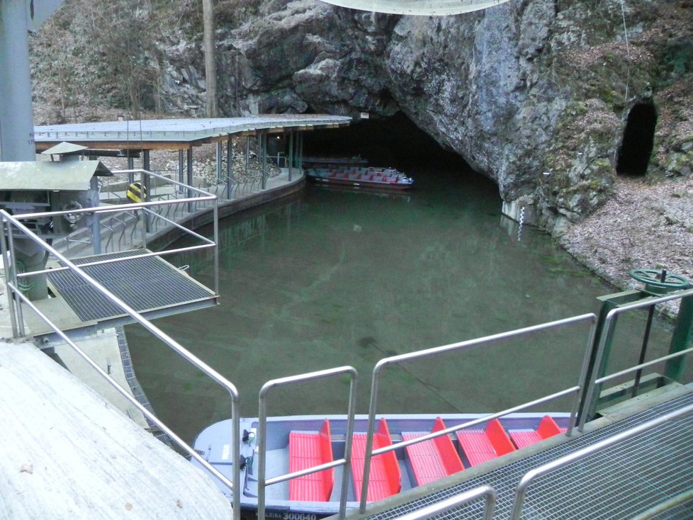 Přístaviště loděk u vjezdu do Punkevních jeskyň