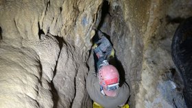 Jeskyňáři ze skupiny Myotis se k novému dómu propracovávali téměř dva roky. Jeho fotky zatím nemají, úzkou průrvou plnou bahna se ještě nepodařilo protlačit techniku.