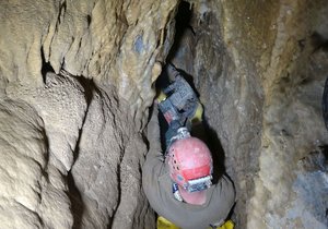 Jeskyňáři ze skupiny Myotis se k novému dómu propracovávali téměř dva roky. Jeho fotky zatím nemají, úzkou průrvou plnou bahna se ještě nepodařilo protlačit techniku.