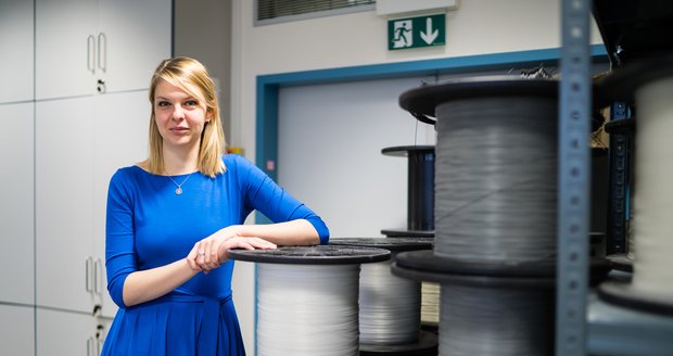 Výzkumnice Tereza Kroulíková s polymerními vlákny určenými na výrobu chladiče