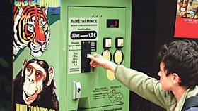 Podobný automat na pamětní mince, jaký mají v brněnské zoo, zranil chlapce na Pradědu