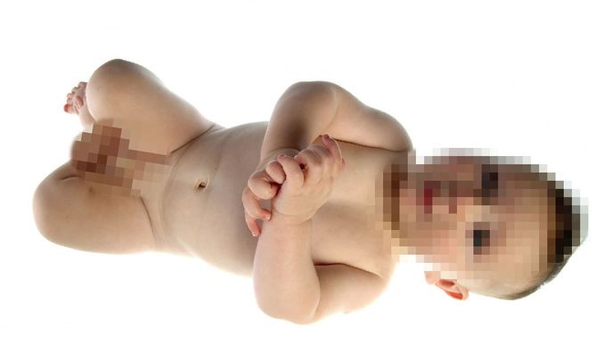 Roční chlapeček má penis velký jako dospělý muž. Roční chlapeček má penis velký jako dospělý muž.