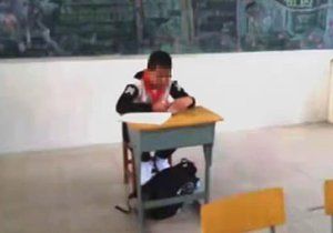 Siao-čou Čou musel sedět mimo ostatní děti. Učitel se bál, že by je nakazil rakovinou.