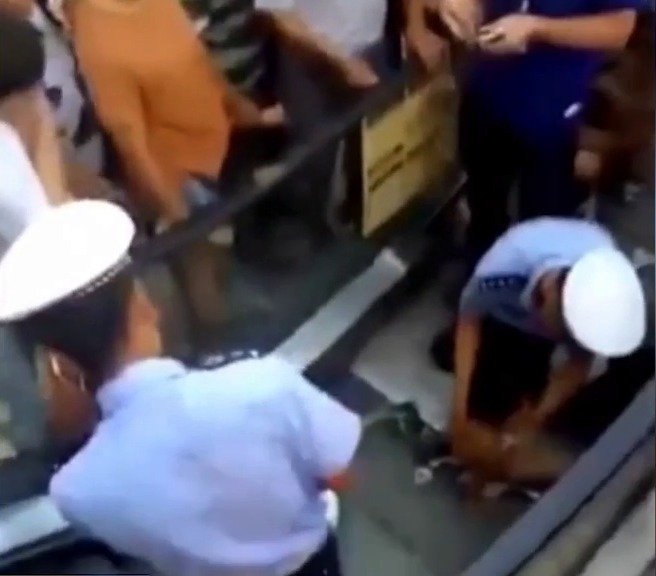 Tříletého chlapce uvěznil eskalátor za zadek.