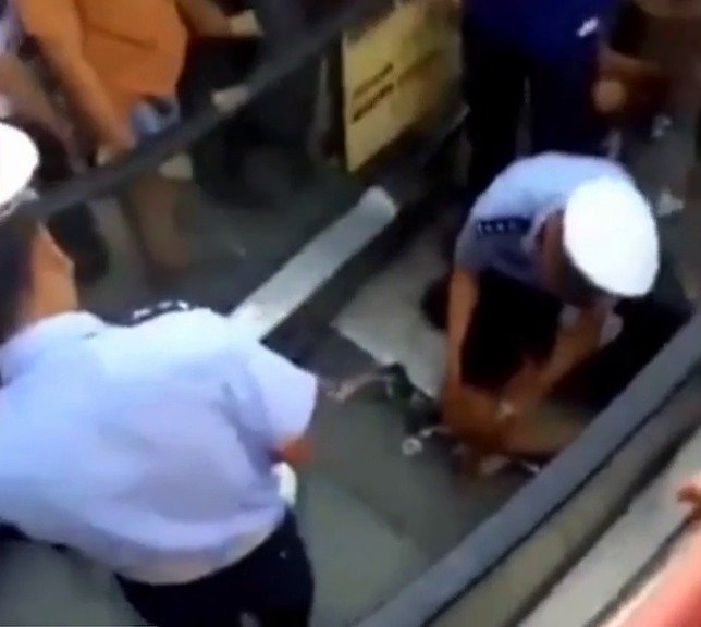 Tříletého chlapce uvěznil eskalátor za zadek.
