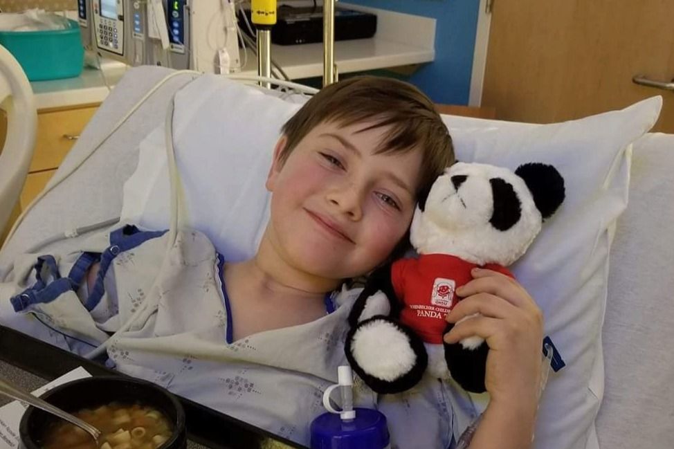 Osmiletý Liam podlehl boji se smrtelnou bakterií necrotising fasciitis, která zaživa požírá lidskou tkáň.