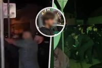 Michala (14) a jeho sestru zbili dospělí muži?! Útočníkovi bránil v močení na dům