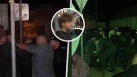 Chlapce (14) měli po hádce před domem napadnout dva muži.