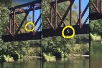 Matka nechala hodit syna (4) z osmimetrového mostu do vody: Chlapec křičel a plakal