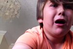 Děs v očích: Devítiletý chlapec snědl nejpálivější papriku světa.