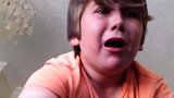 Neuvěřitelné video: Devítiletý chlapec sní nejpálivější papriku světa