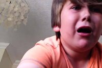 Neuvěřitelné video: Devítiletý chlapec sní nejpálivější papriku světa