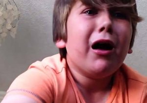 Děs v očích: Devítiletý chlapec snědl nejpálivější papriku světa.