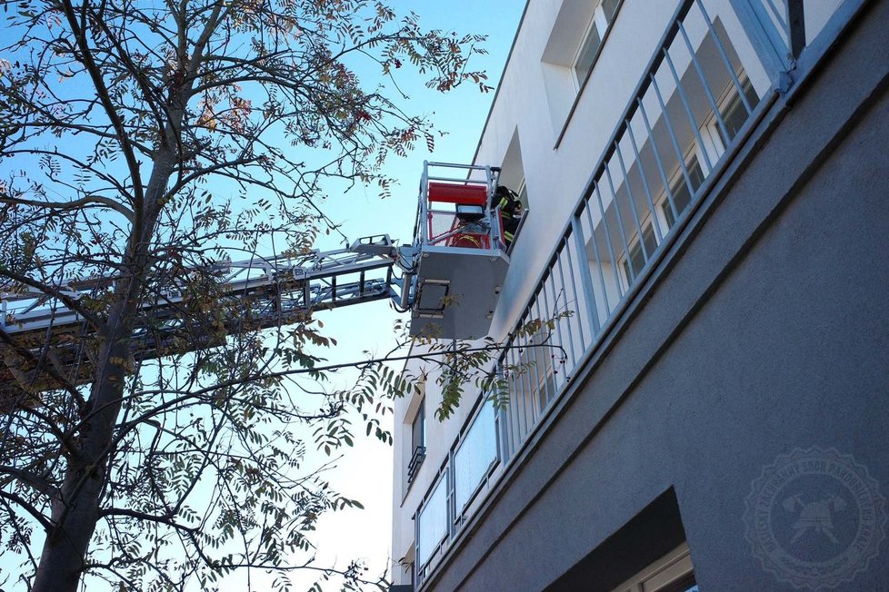 Chlapec (1,5) zavřel svou maminku na balkoně. Na pomoc ženě vyrazili pardubičtí hasiči.