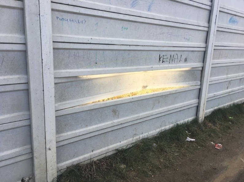 Plot obepínající hřiště je poničený vandaly na několika místech