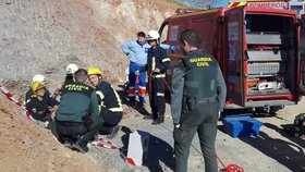 Chlapec (2) spadl do 100 metrů hluboké studny. Desítky záchranářů, policistů a hasičů se ho snaží dostat ven.