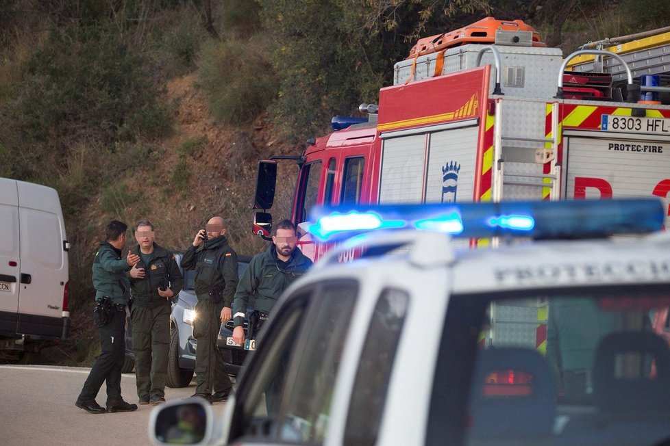 Chlapec (2) spadl do 100 metrů hluboké studny. Desítky záchranářů, policistů a hasičů se ho snaží dostat ven.