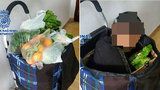 Chlapce (10) pašovali v tašce na kolečkách: Zaházeli ho salátem a pomeranči