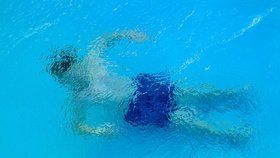 Bezvládné tělíčko na hladině: Chlapce (1) našli v bazénu u Opavy v bezvědomí