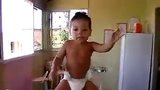 Malý Brazilec sotva chodí a už tancuje sambu