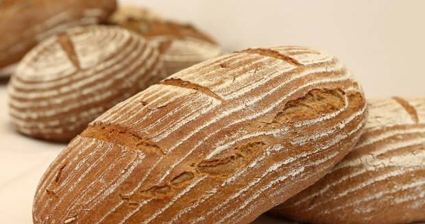 Chléb z pekáren podražil o 5,50 Kč. Češi opět častěji kupují levnější konzumní či rohlíky