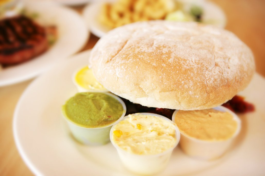 Tradiční australský chléb se nazývá damper a je to výrobek zcela bez droždí.