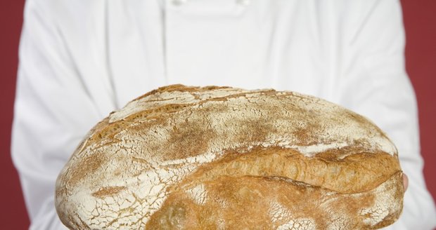 Jestli chcete mít chléb co nejdéle čerstvý, neskladujte ho v lednici, nejlepší je zabalit jej do utěrky.