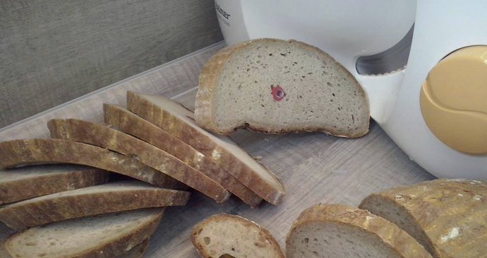 Druhá propiska v chlebu
