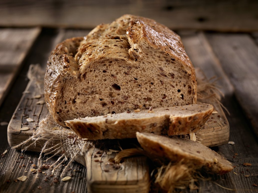 Ve vícezrnném chlebu najdete mimo jiné i mnoho semínek, dalších obilovin a luštěnin.