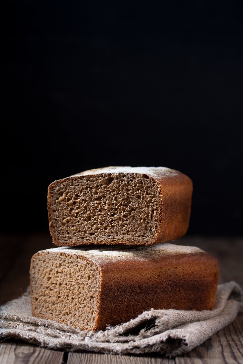 V žitno-pšeničném chlebu byste měli najít více než 50 % žitné mouky a více než 10 % pšeničné mouky.  