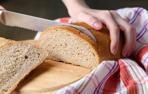 Půlku „Šumavy“ prosím: Ukrojte si krajíc, je světový den chleba