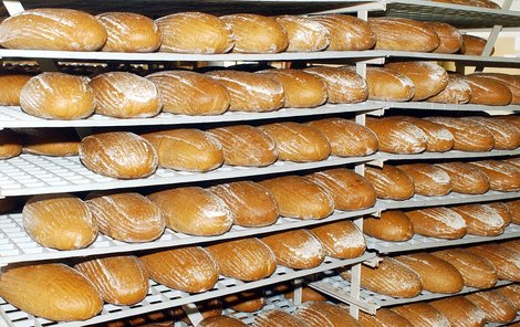 Chléb patří mezi základní potraviny.