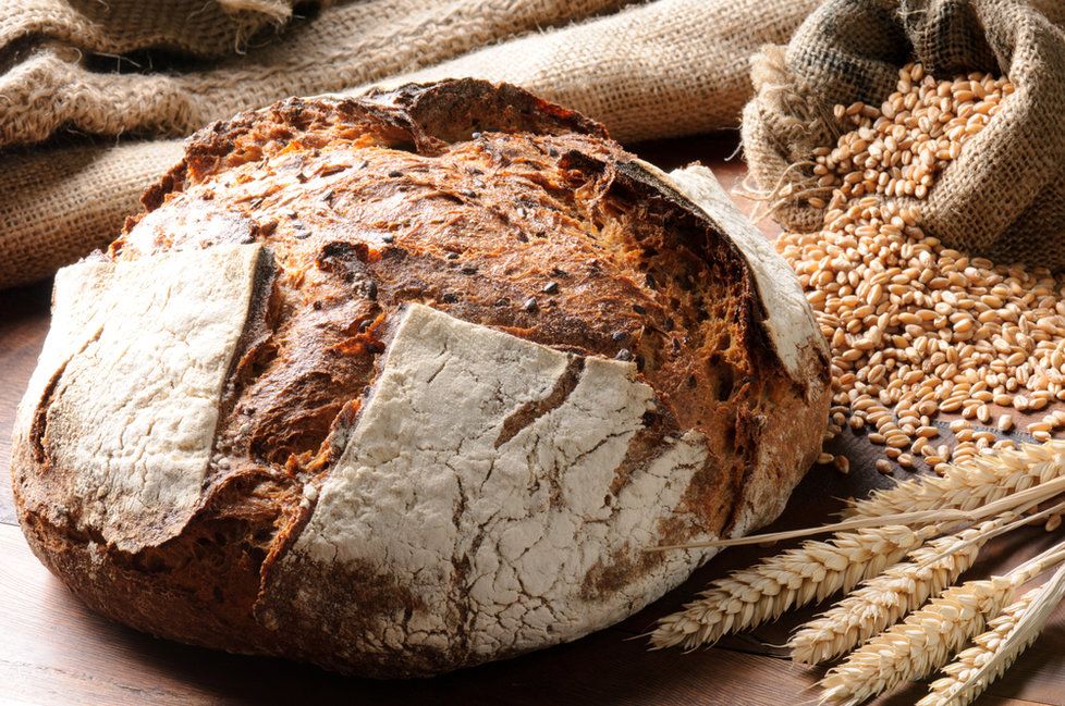 Čerstvý a nadýchaný chleba si lze upéct i doma.