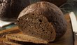 Pumpernickel je německý bohatý tmavý chléb ze 100% žita.