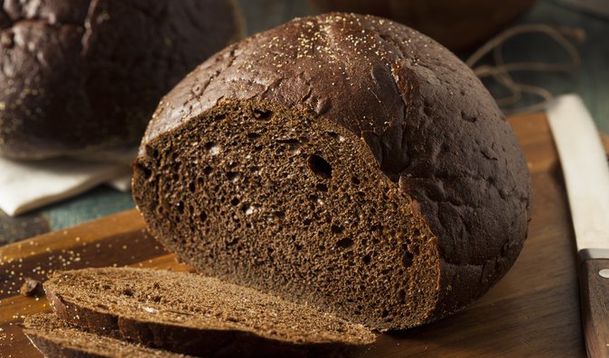 Pumpernickel je německý bohatý tmavý chléb ze 100% žita.